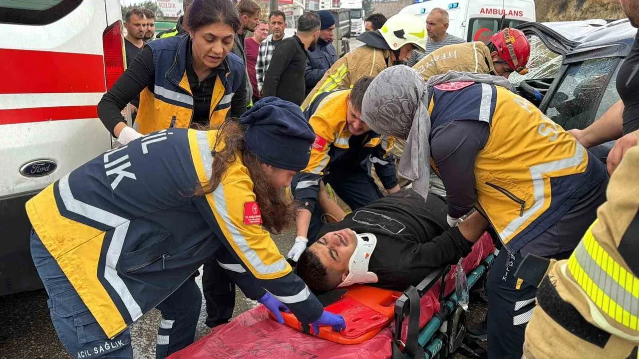 Orhangazi kavşağında kamyonla çarpışan otomobilin sürücüsü sıkıştı