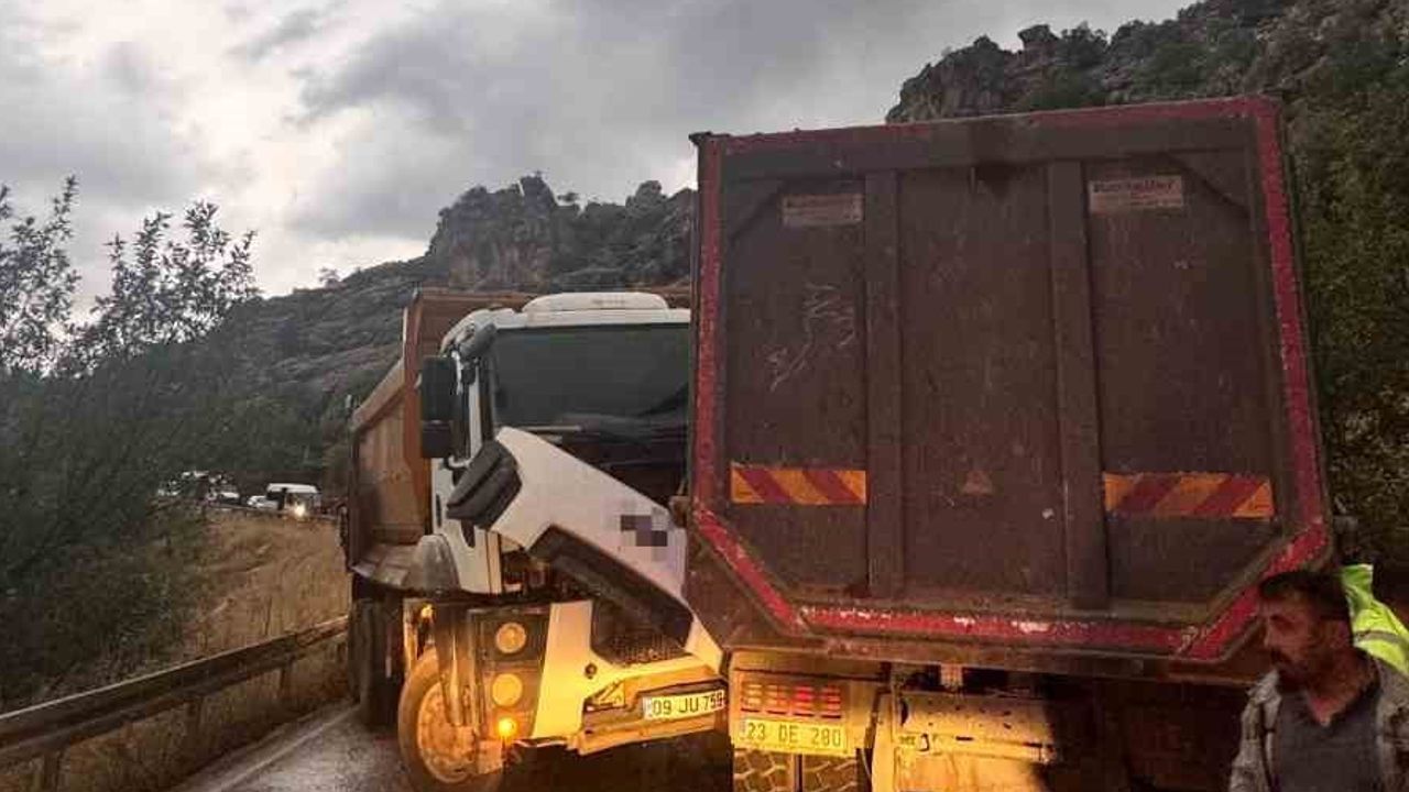 Ormaniçi yakınlarında iki kamyon çarpıştı, yol kısa süreliğine kapandı