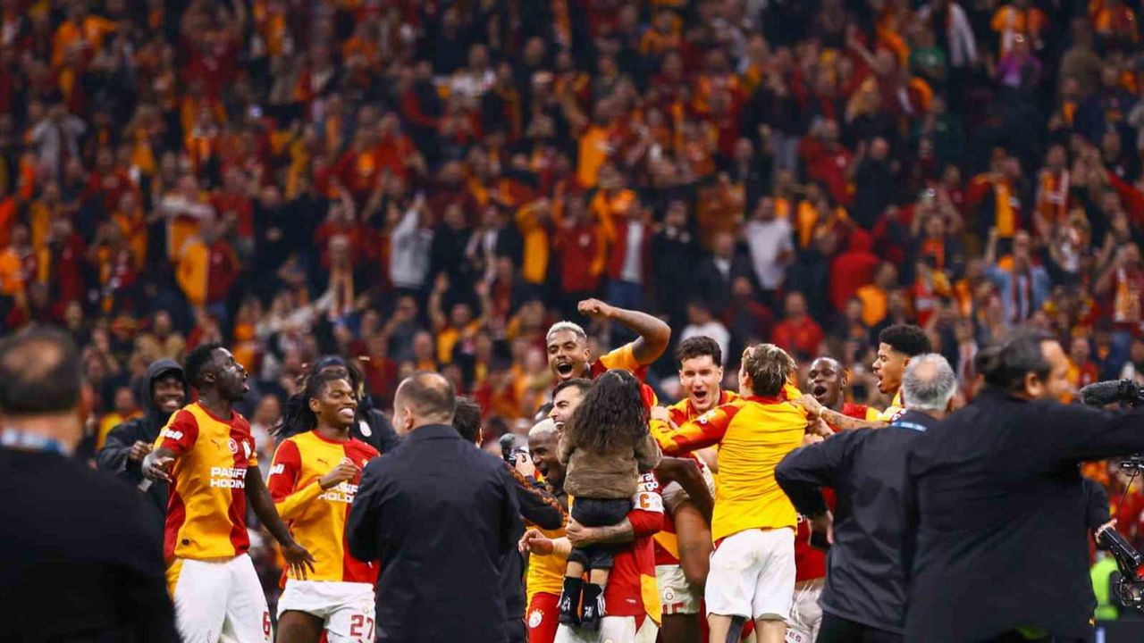 Orta sahada buluşma: Galatasaray derbi zaferini taraftarıyla paylaştı