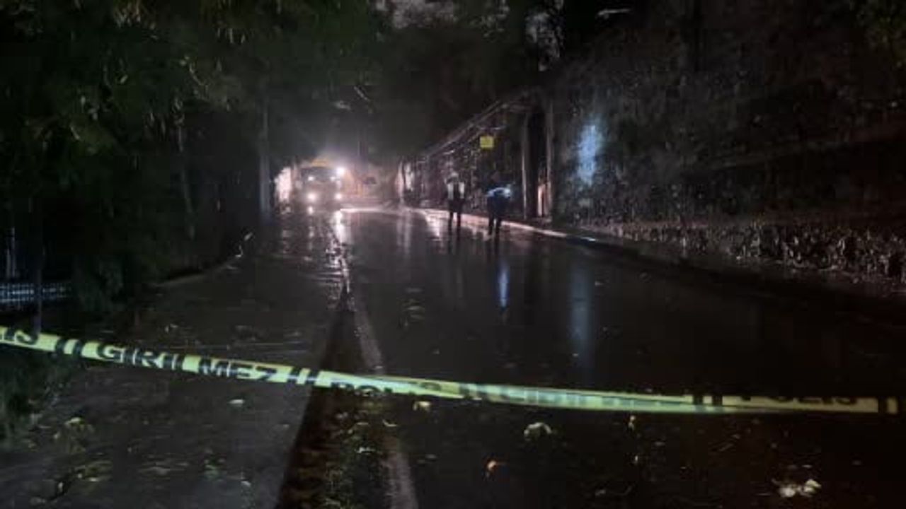 Ortaköy'den Ulus'a çıkan Portakal Yokuşu'nda istinat duvarı yağışla yola savruldu