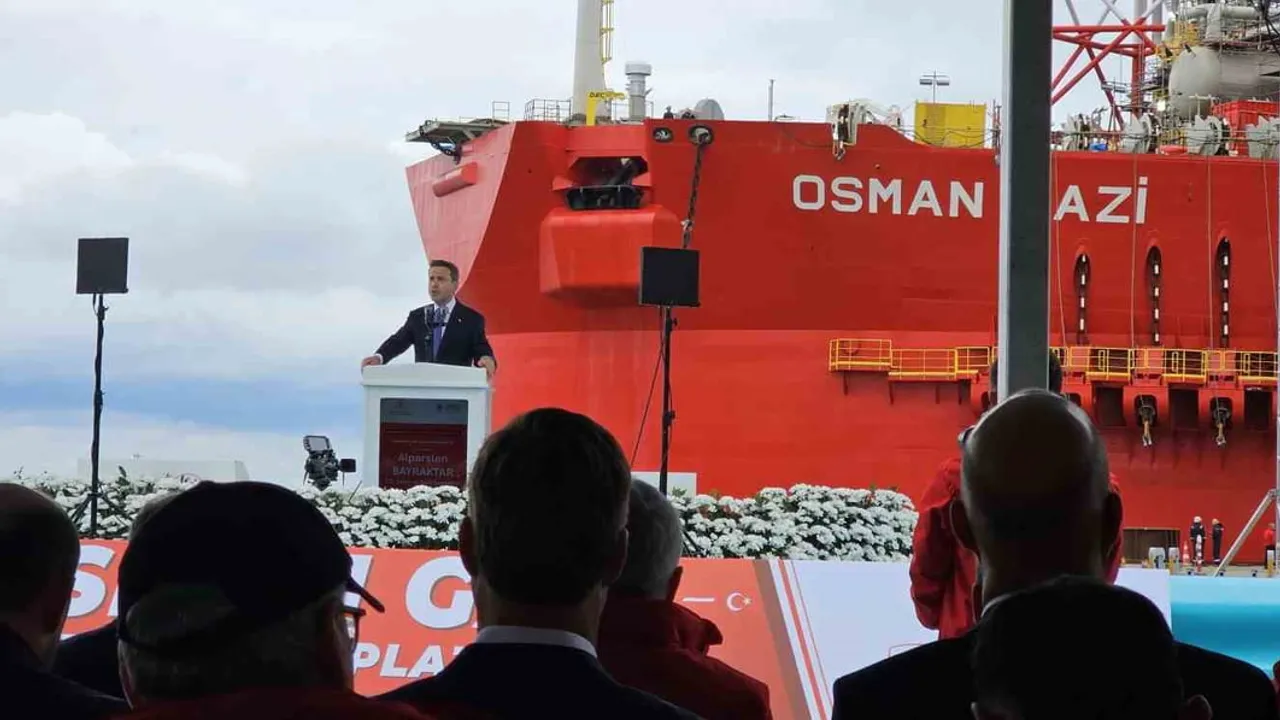 Osman Gazi Karadeniz'e uğurlandı: yüzer üretim platformu 20 yıllık görevine doğru