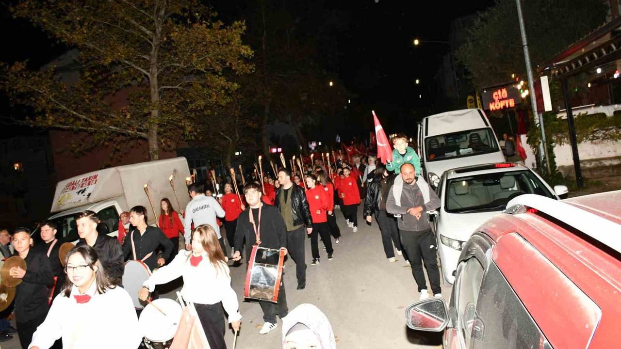 Osmaneli'nde 103. yıl coşkusu fener alayında taçlandı