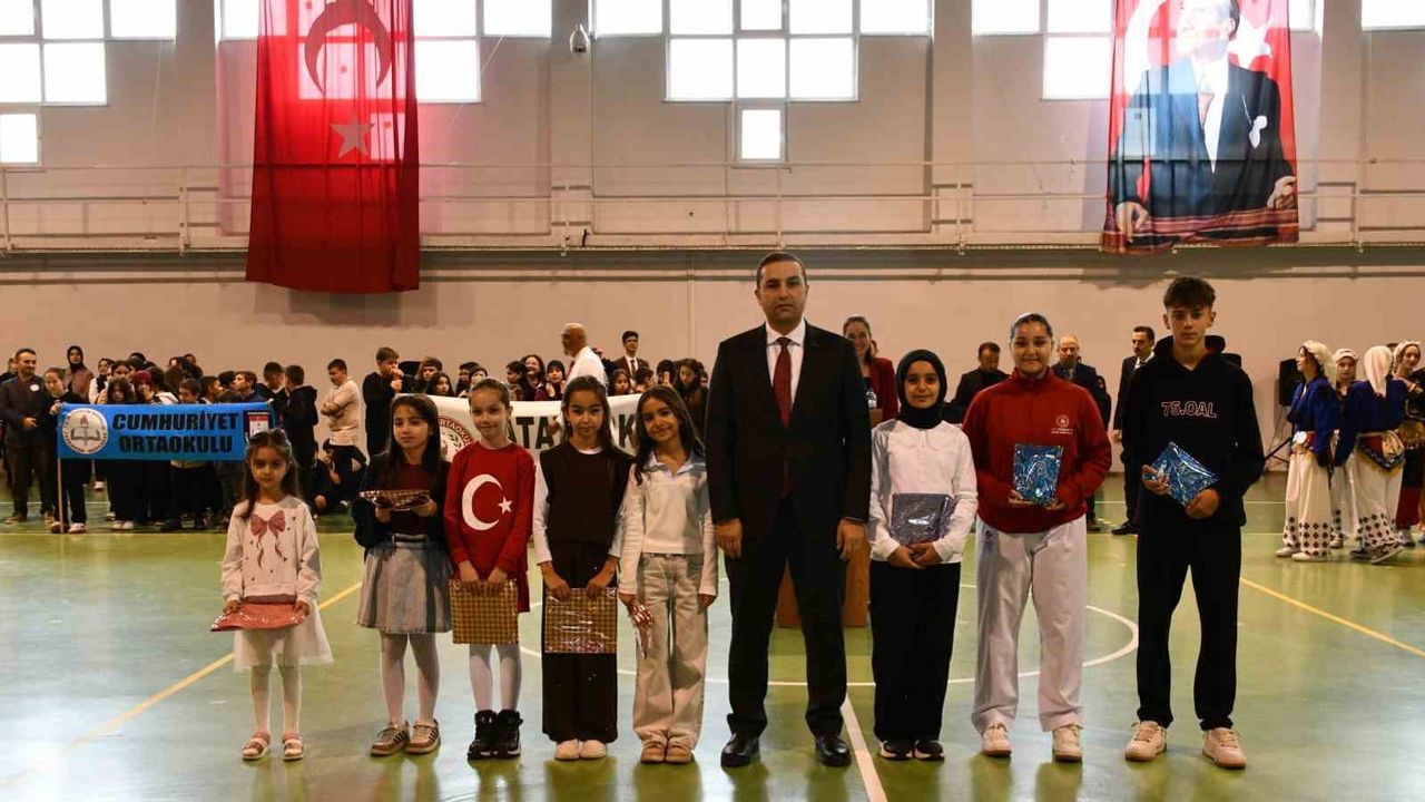 Osmaneli’nde cumhuriyet coşkusu spor salonunda taçlandı
