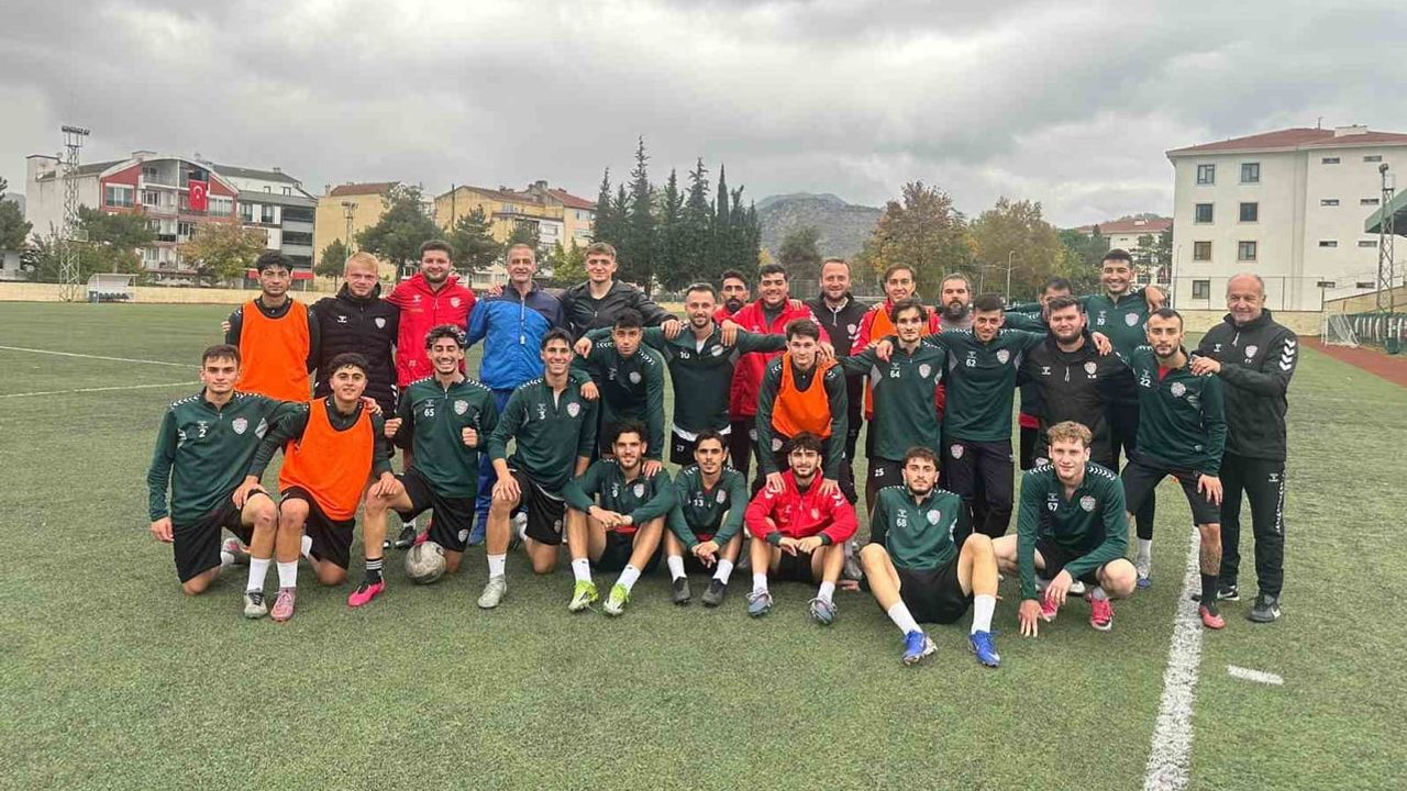 Osmanelispor taraftar önünde çıkış arıyor