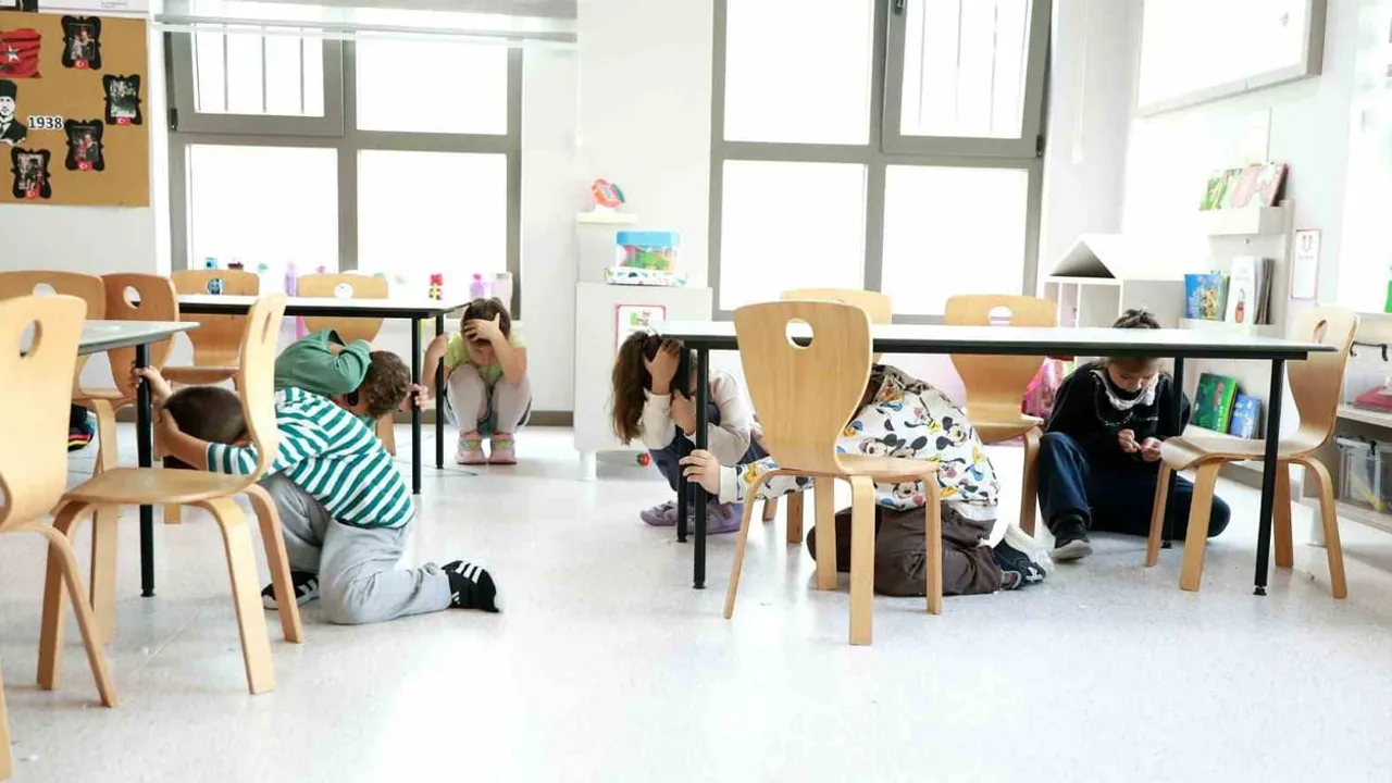 Osmangazi kreşlerinde miniklere afet eğitimi: çök, kapan, tutun