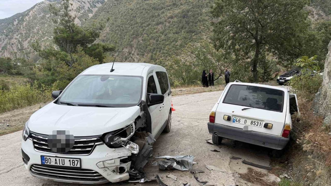 Osmaniye’de Bekdemir yolunda kafa kafaya çarpışma: üç kişi hastaneye kaldırıldı