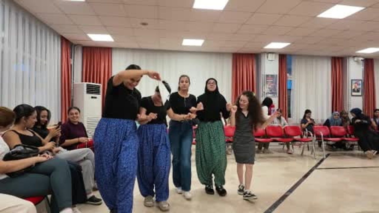 Osmaniye'de kız öğrenciler fıstık kırma yarışında hünerlerini sergiledi