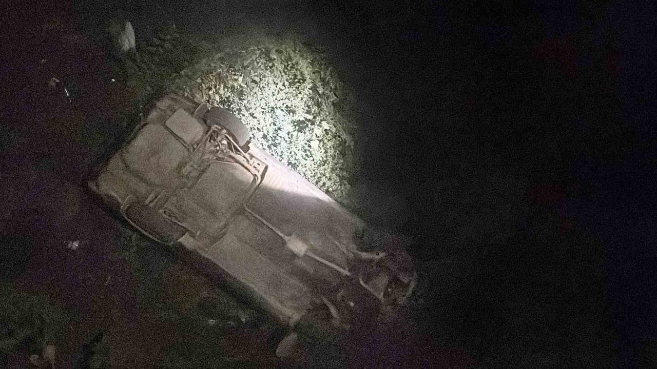 Osmaniye'de köprü korkuluklarını kıran otomobil dereye düştü