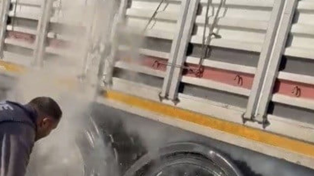 Osmaniye'de yolculuğu yarıda kesen alevler: sürücü tırı dorseden ayırarak yangını sınırladı