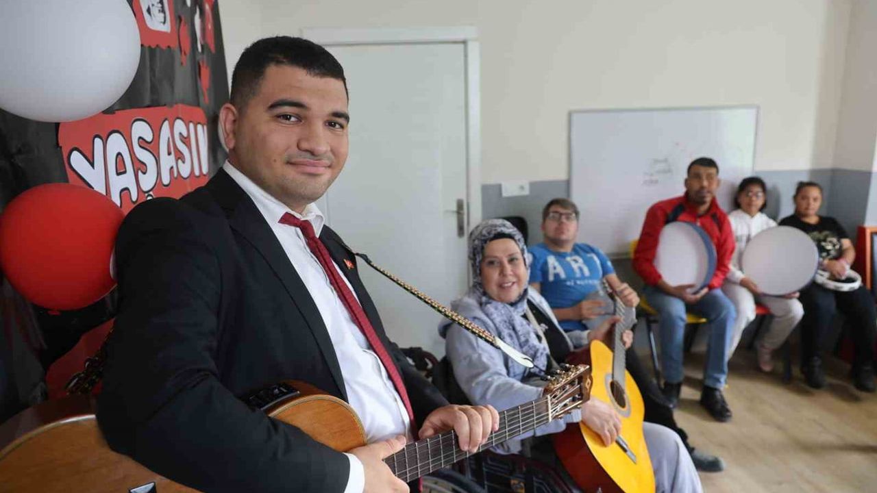Otizmli Ertuğrul oyuncak gitarla başladı, şimdi özel bireylere müzik öğretiyor