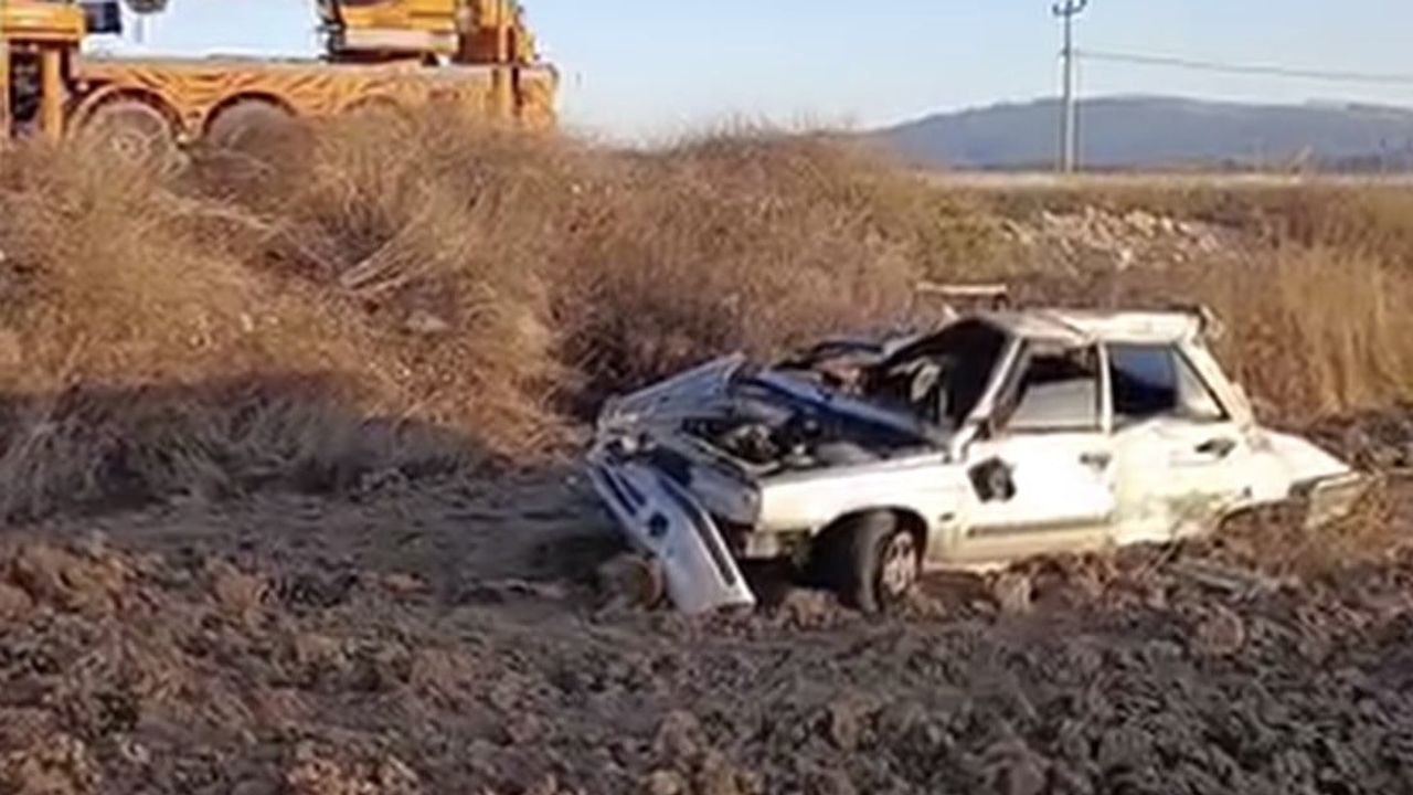 Otobüs durağına çarpıp boş tarlada takla attı: bir yolcu hafif yaralandı
