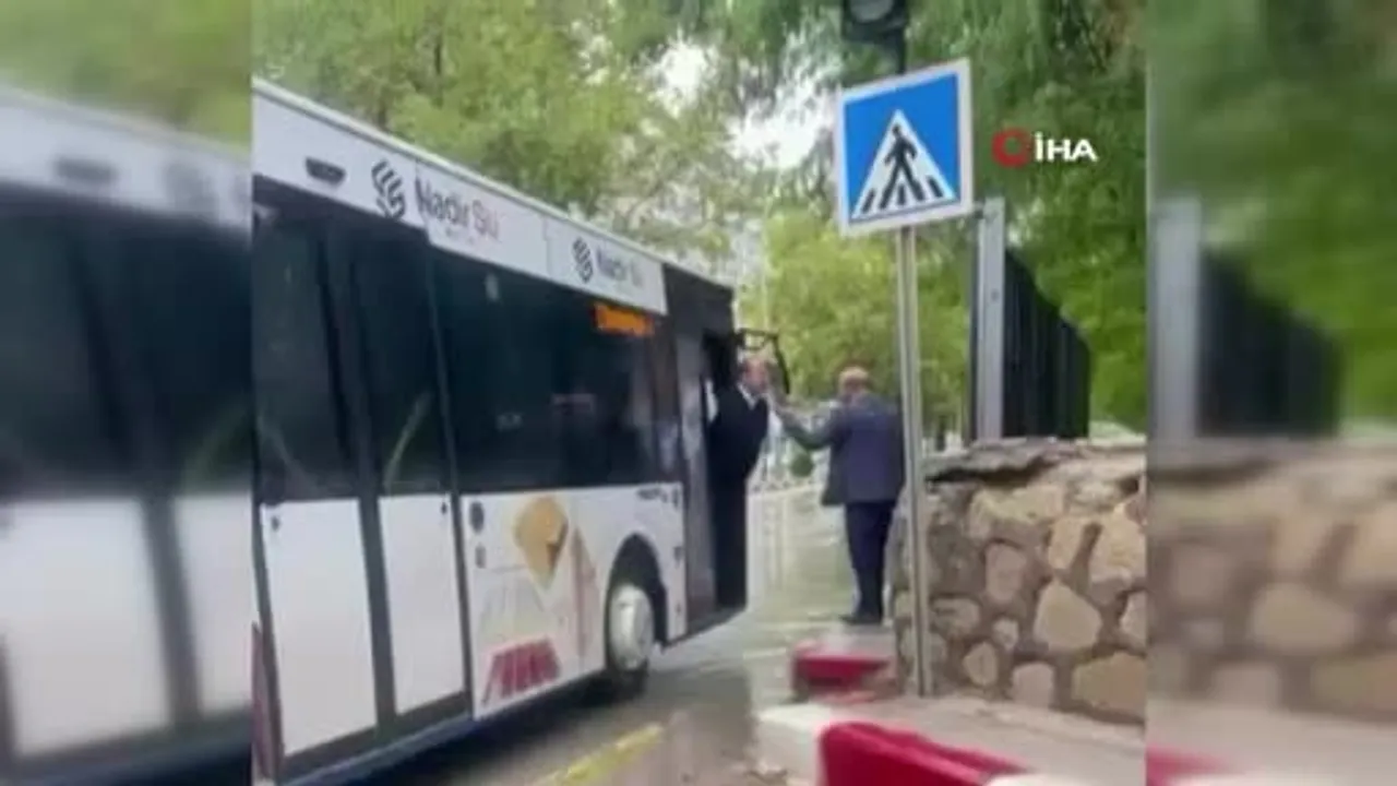 Otobüs önünde başlayan tartışma şemsiyeyle kavgaya dönüştü