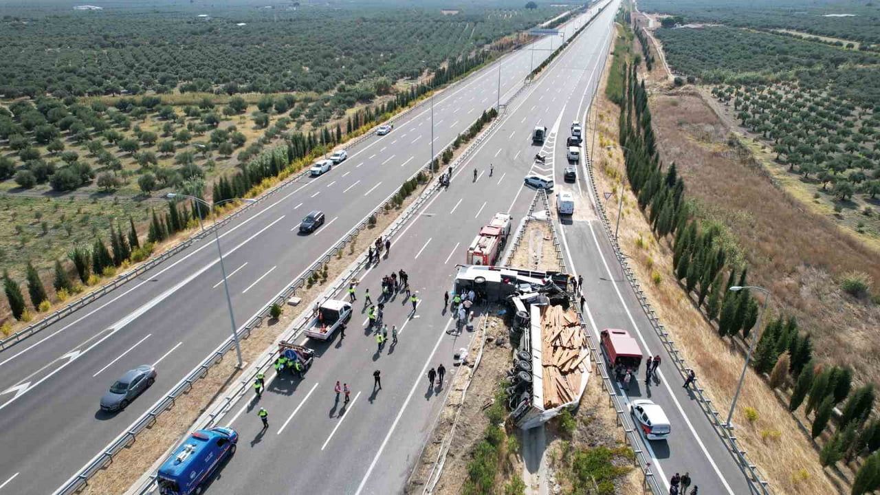 Otobüs ve tırın çarpışması Manisa'da can aldı: 11 vefat, 27 yaralı