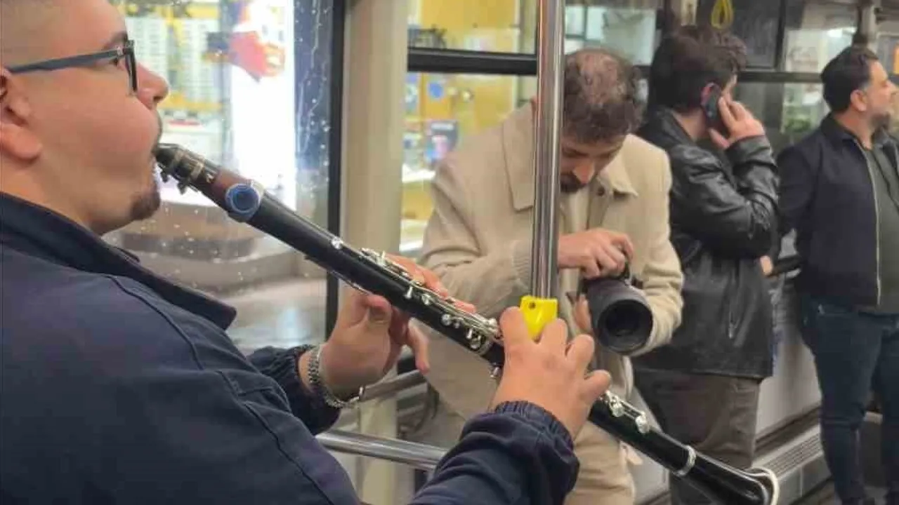 Otobüste türkü molası: Fırat Üniversitesi öğrencilerinden sürpriz konser