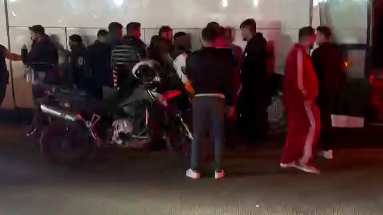 Otobüsün bagajından çıkan gençler polisi alarma geçirdi