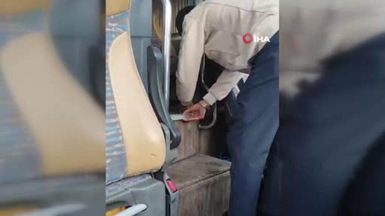 Otobüsün tabanındaki gizli bölümde 5 Afgan yakalandı, iki şüpheli gözaltında