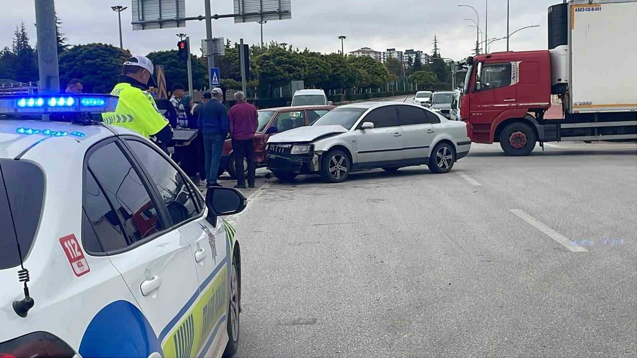 Otogar kavşağında iki otomobil çarpıştı: sürücü hastaneye kaldırıldı
