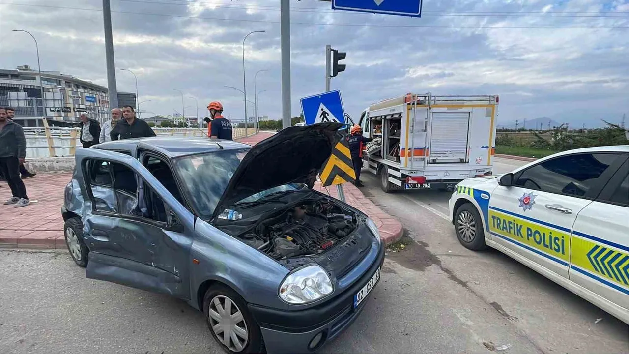 Otogar kavşağında trafik kazası: kamyonet ile otomobil çarpıştı, 3 yaralı
