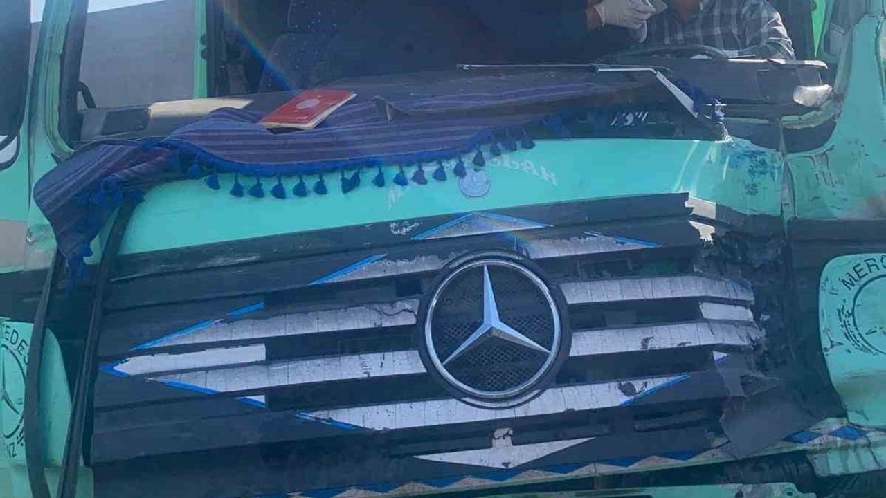 Otogar kavşağında trafik kazası: tır sürücüsü itfaiye tarafından kurtarıldı