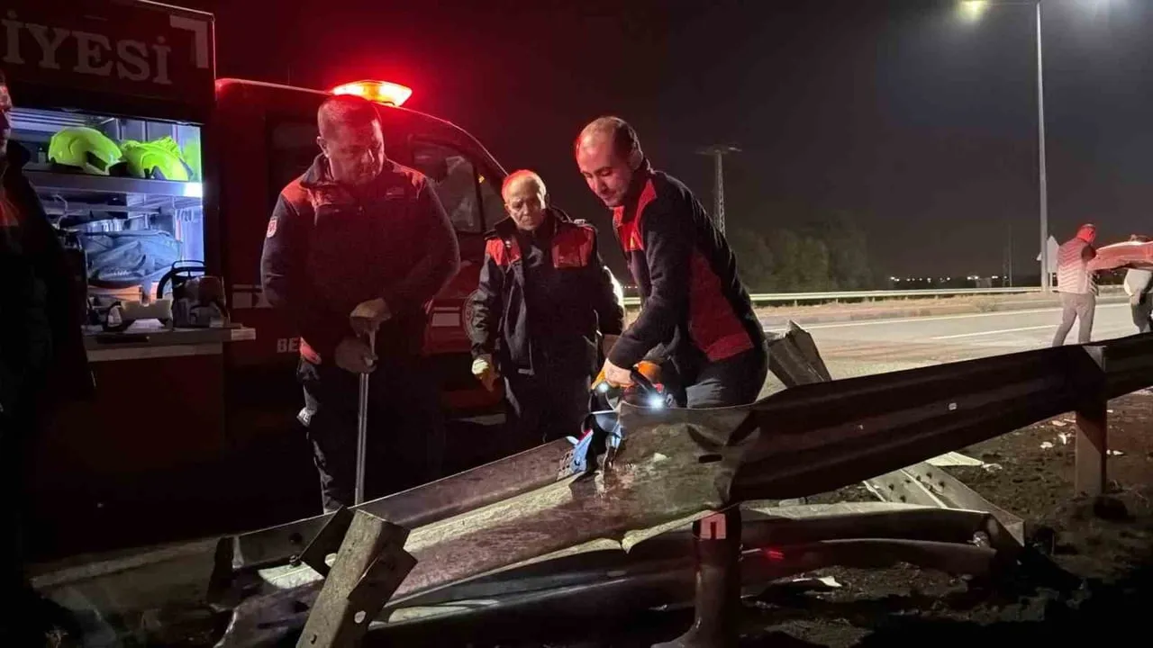 Otogar mevkiindeki kaza: çimento yüklü tır bariyerlere çarpıp devrildi
