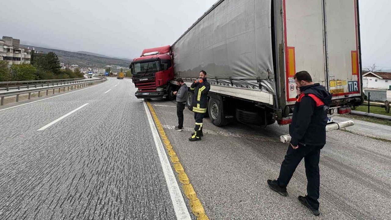 Otoyolda makaslayan tır bariyerlere çarptı: Tosya'da sürücü yaralandı