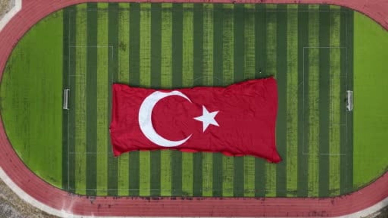 Özel Kuvvetler gökyüzünde 3 bin 37,5 metrekarelik Türk bayrağını dalgalandırdı
