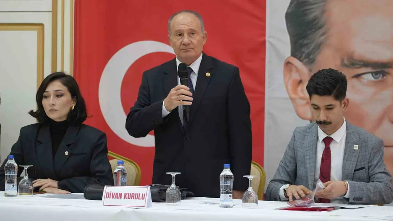Özgür Özel'den hazırlık çağrısı: en geç 15 ayda sandık