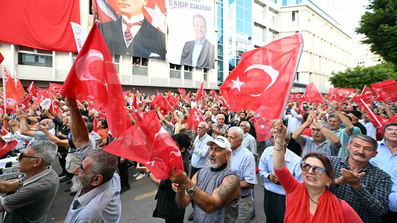Özgür Özel'den Mersin'de adalet çağrısı: Vahap Seçer'i yalnız bırakmayacağız