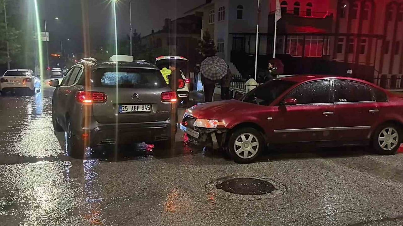 Palandöken kavşağında iki otomobil çarpıştı: 1 kişi yaralandı