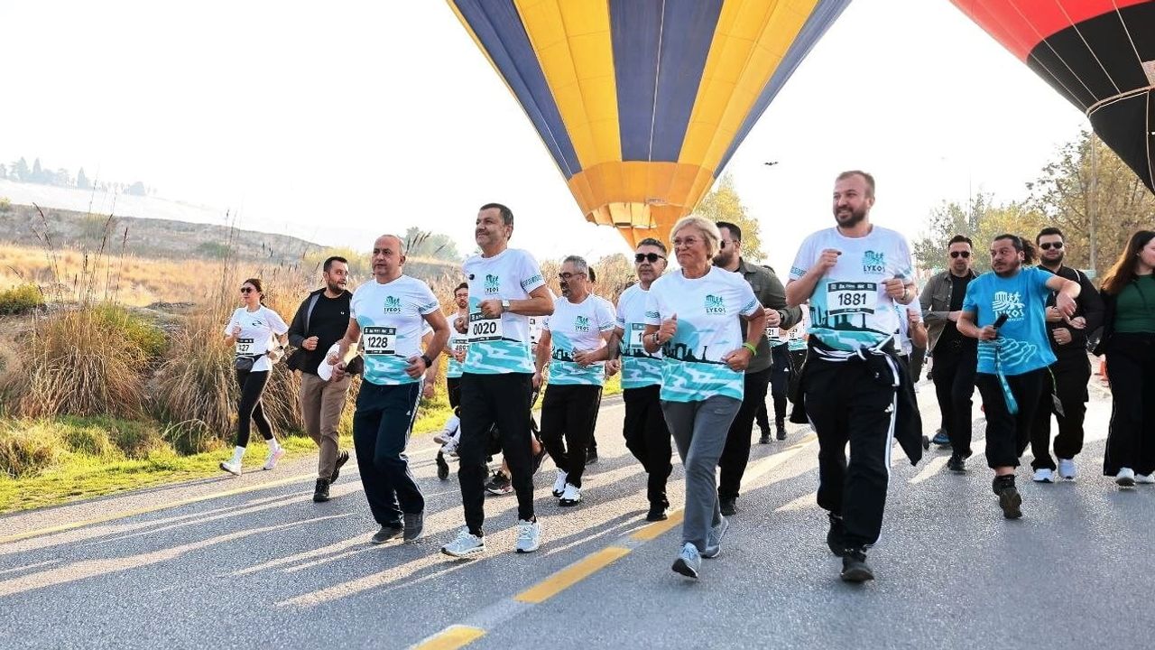 Pamukkale'de beyaz cennetin ritmi: Lykos yarı maratonu 20 bin kişiyi buluşturdu
