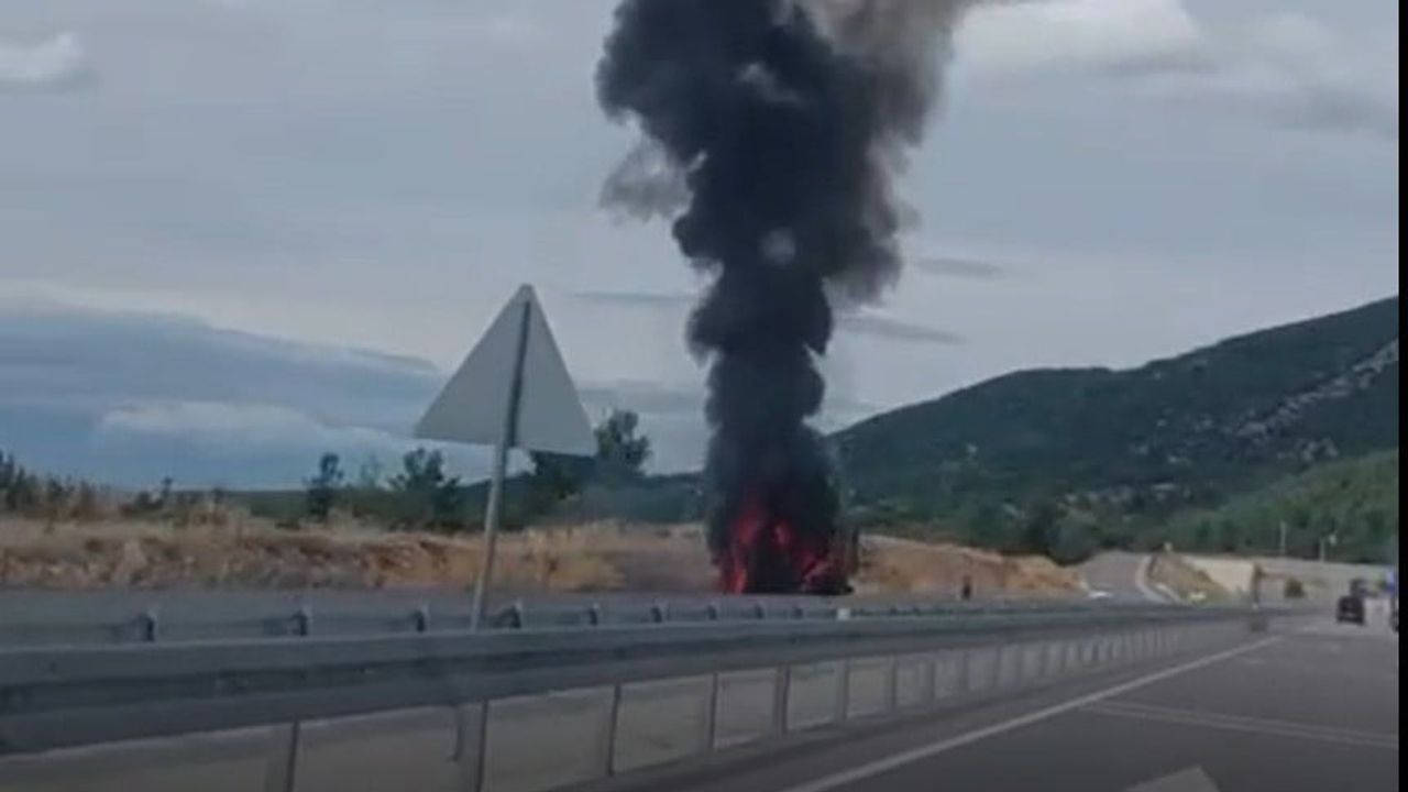 Pamukkale'de yolda alev alan kamyonet kullanılamaz hale geldi