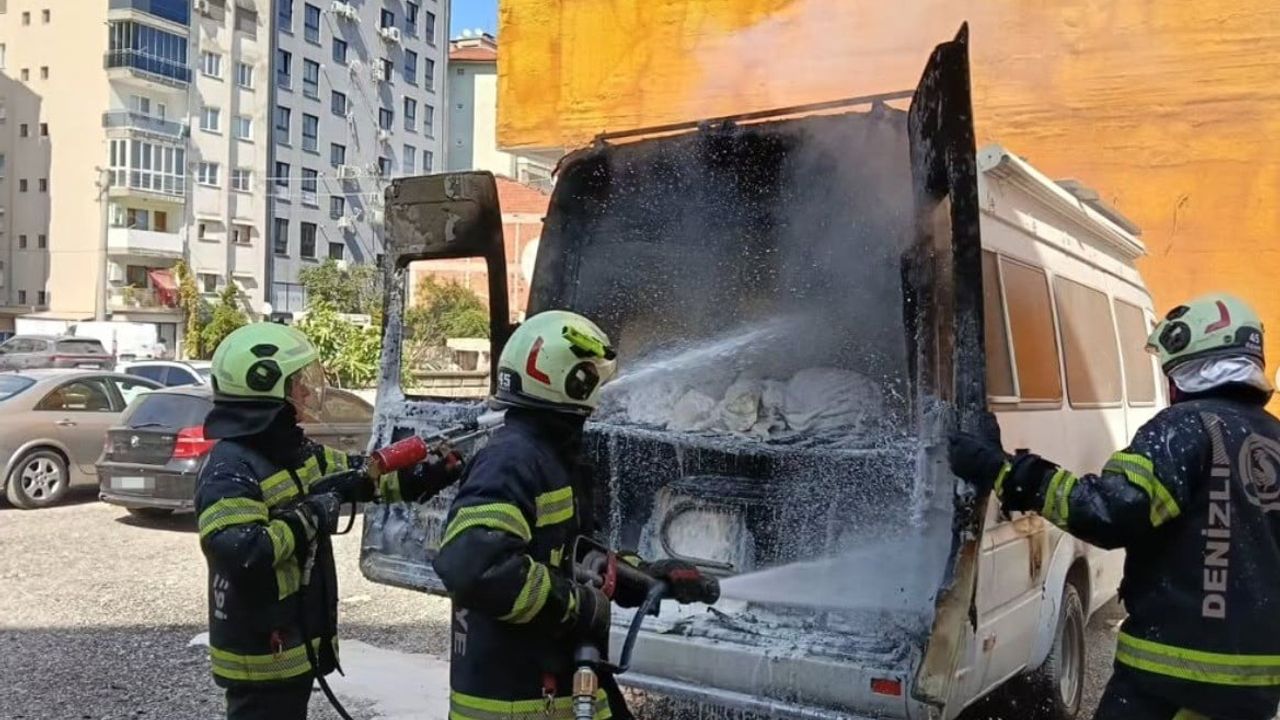 Pamukkale'de yolda alevlenen otomobil itfaiyenin müdahalesiyle kurtarıldı