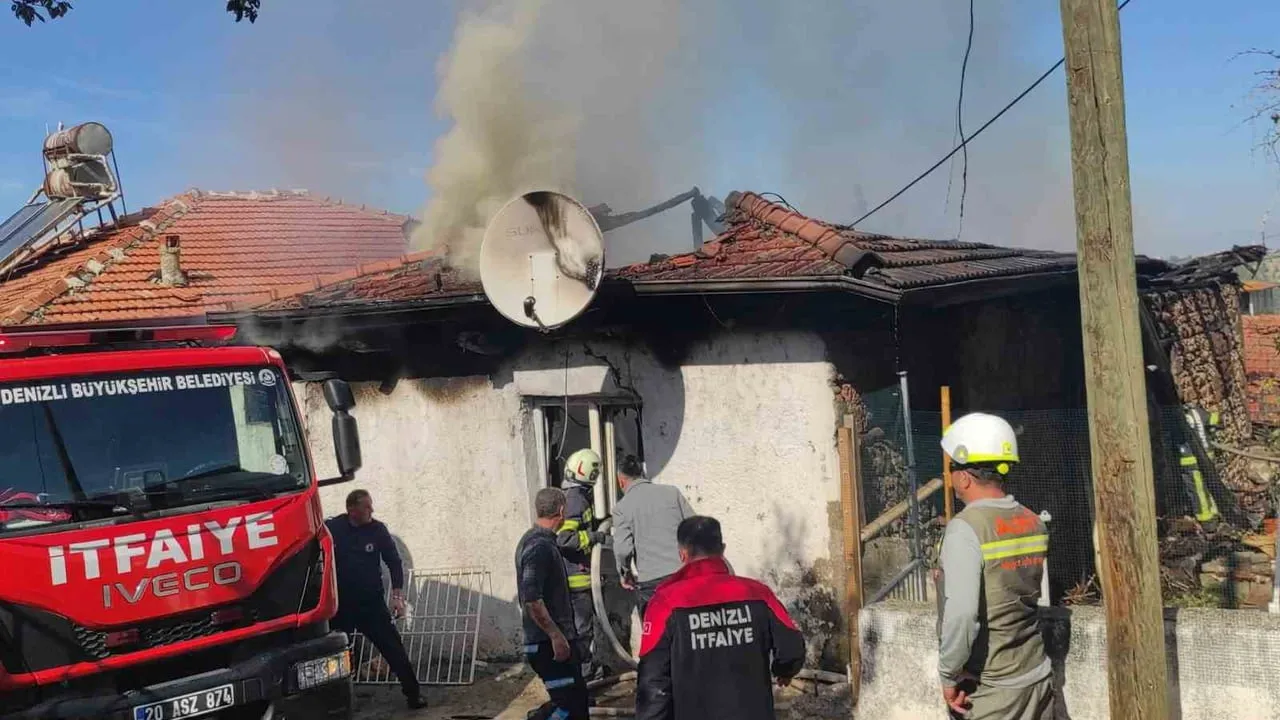 Pamukkale Tekkeköy'de alevler müstakil evi kullanılmaz bıraktı