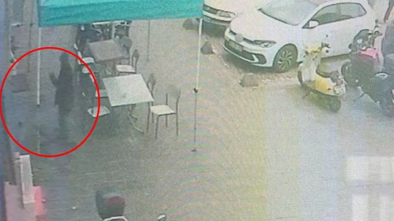 Para talebi reddedilince masayı devirip uzaklaştı