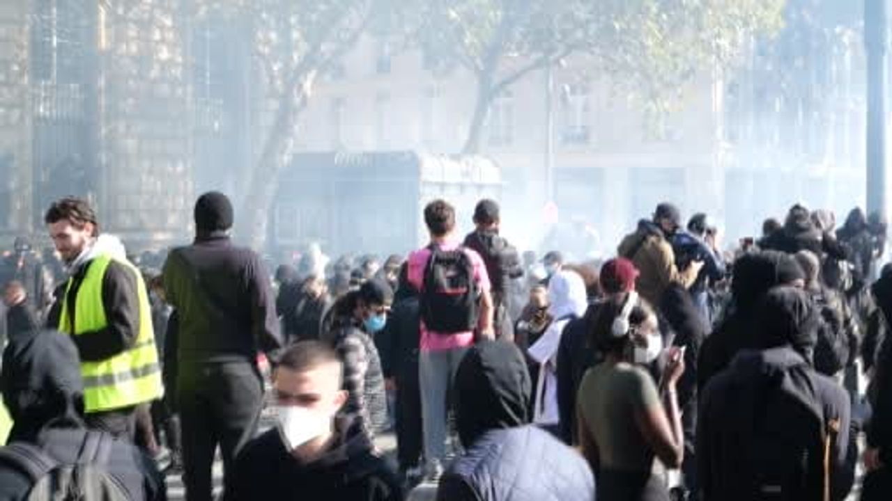 Paris sokaklarında gerilim ve tahribatın izleri