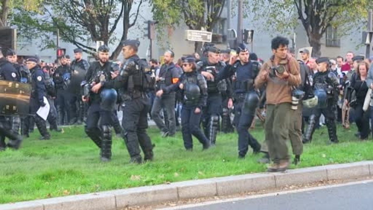 Paris'te hayat pahalılığı protestosu yaklaşık 70 bin kişiyle yoğun güvenlik altında olaysız sona erdi
