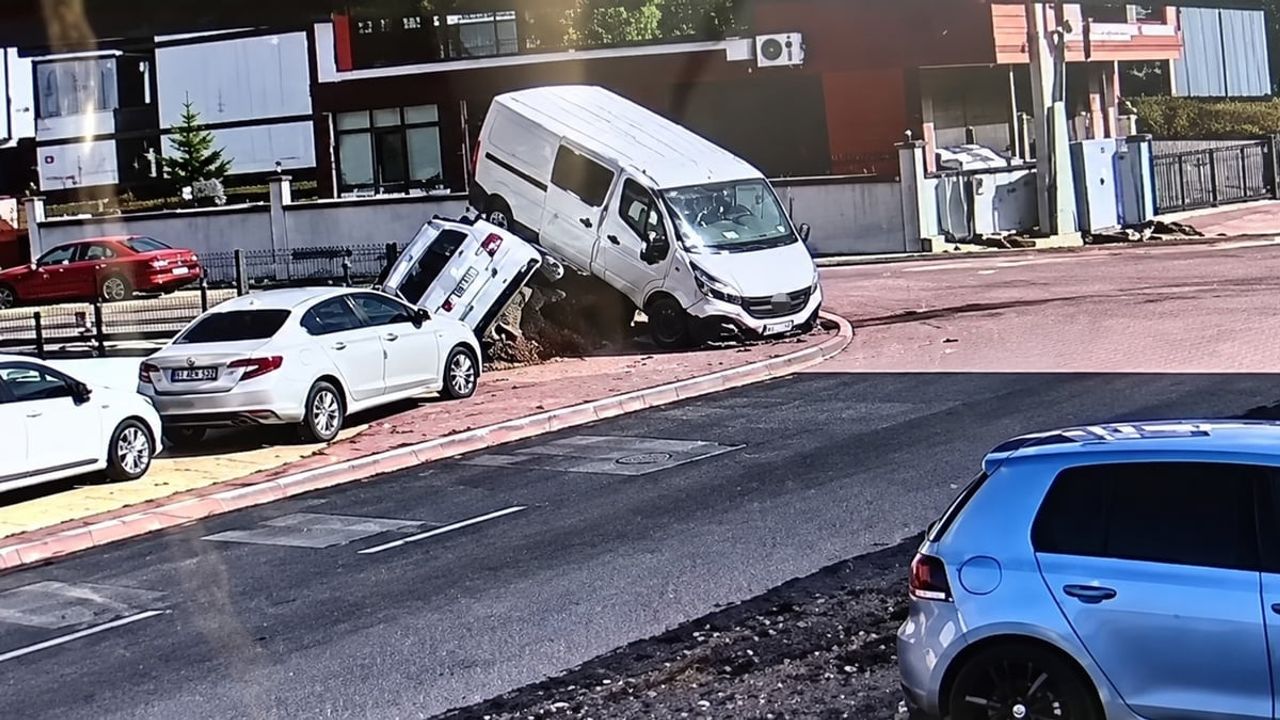 park halindeki aracın üzerine çıkan minibüsün çarpışma anı güvenlik kameralarında