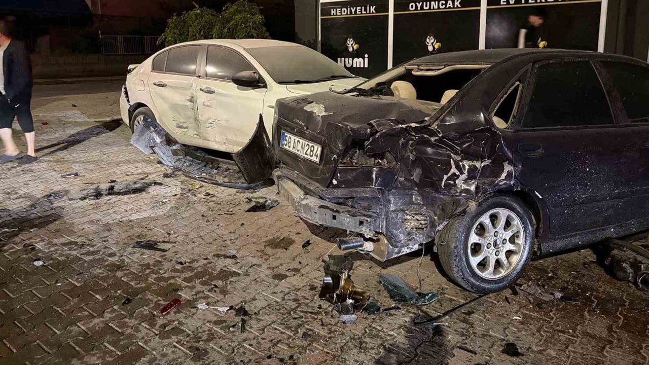 Park halindeki araçlara çarpan otomobil alev alıp dükkâna girdi: 2 yaralı