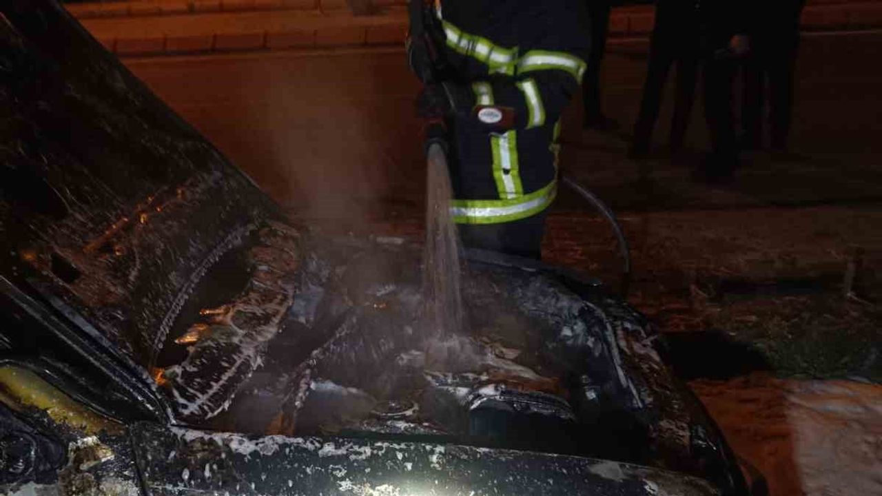 Park halindeki otomobil Melikgazi'de alev alev yandı