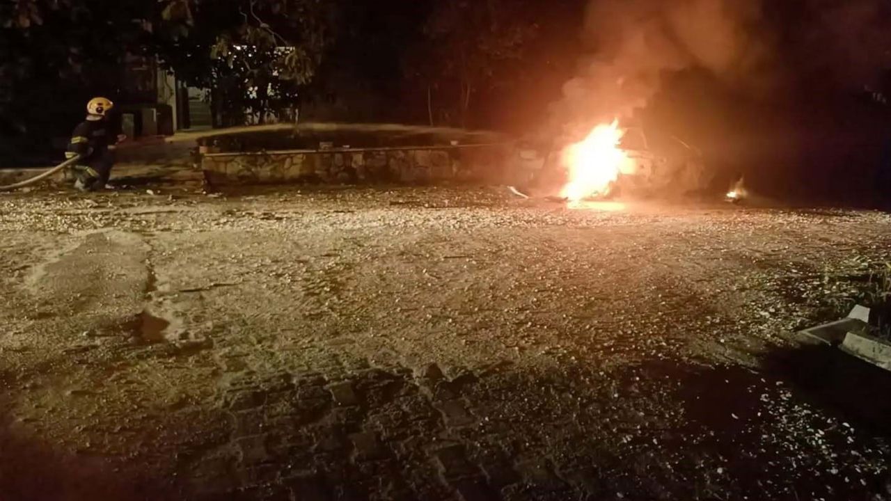 Park halindeki otomobil Pamukkale Pınarkent'te alev aldı ve kullanılamaz hale geldi