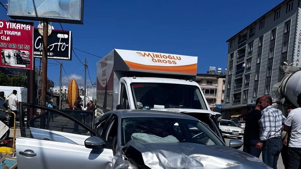Park halindeki otomobile saplanan kamyonet kadının son anda kurtulmasını kaydetti