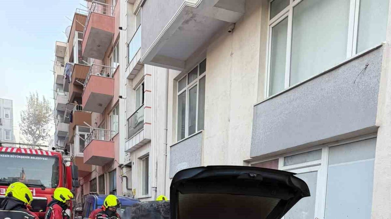 Park halindeki otomobilin motorundan yükselen alevler Bandırma'da itfaiye tarafından söndürüldü