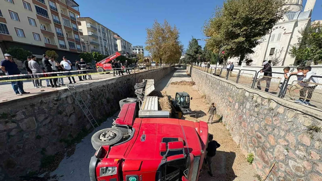 Park halinden çıkıp Kuruçay'a devrilen saman yüklü tır güvenlik kamerasında