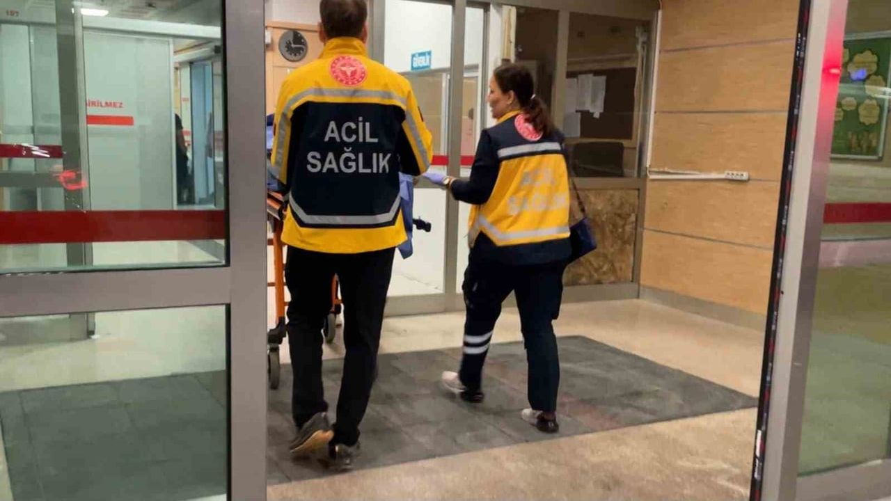 Park kavgasında bacağından bıçaklandı: şüpheli gözaltında