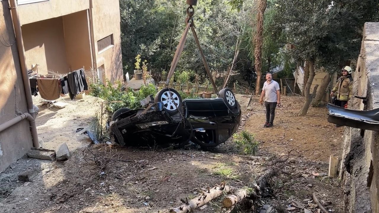 Park manevrasında hata: otomobil Akatlar'daki binanın bahçesine girdi