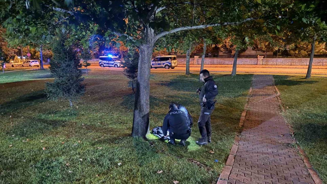 Parkta bıraktıkları eşyalar iz bıraktı: kavga zanlıları kaçtı