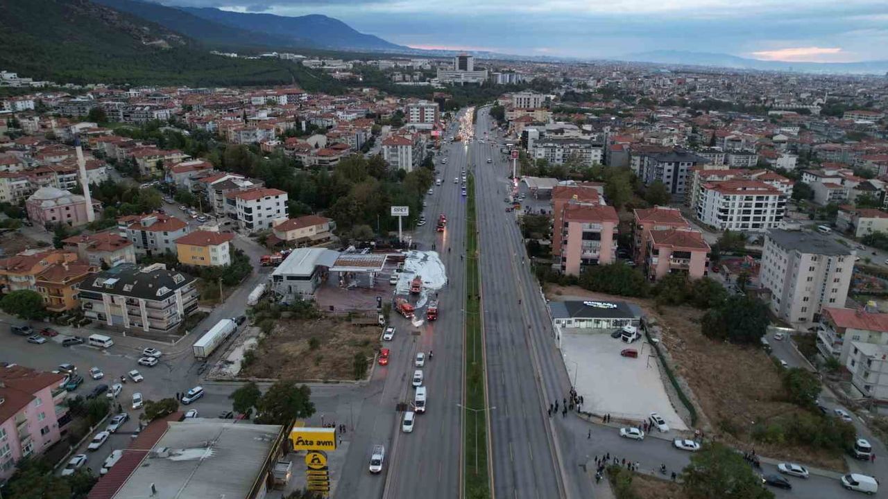 Parlama sonrası köpükle söndürüldü: Pamukkale'de akaryakıt tankeri hasar aldı