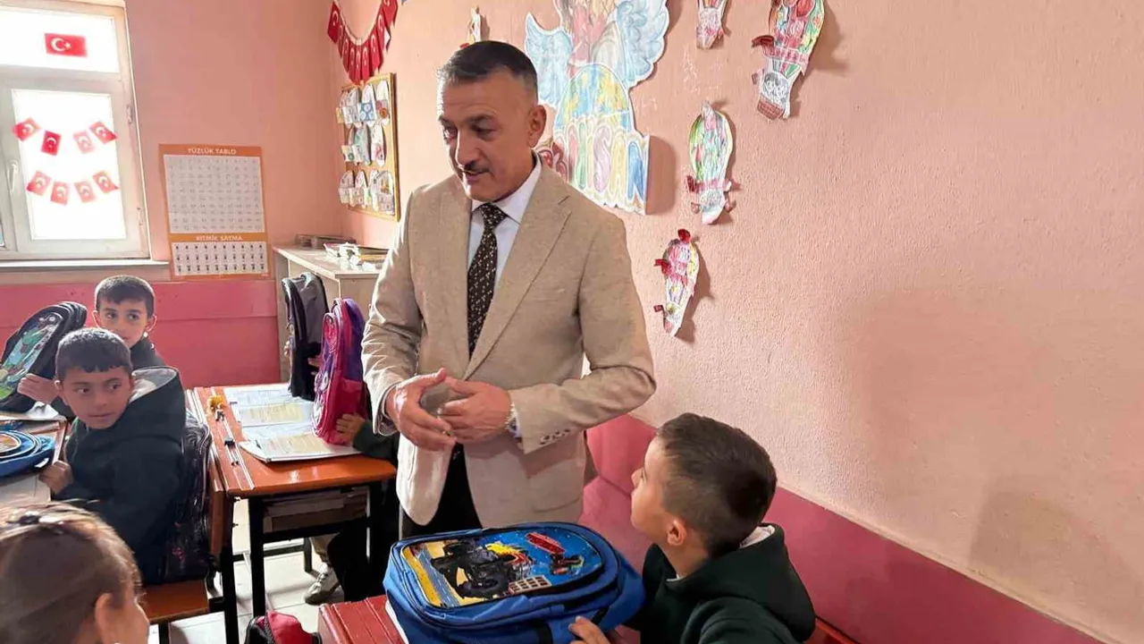 Patnos gazeteciler cemiyeti öğrencilerin eğitim yolculuğuna destek oldu