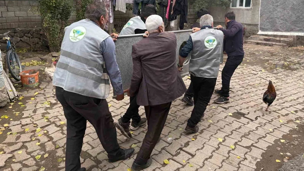 Patnos'ta iyilik elçileri iki ailenin mutfaklarını eksiksiz hale getirdi