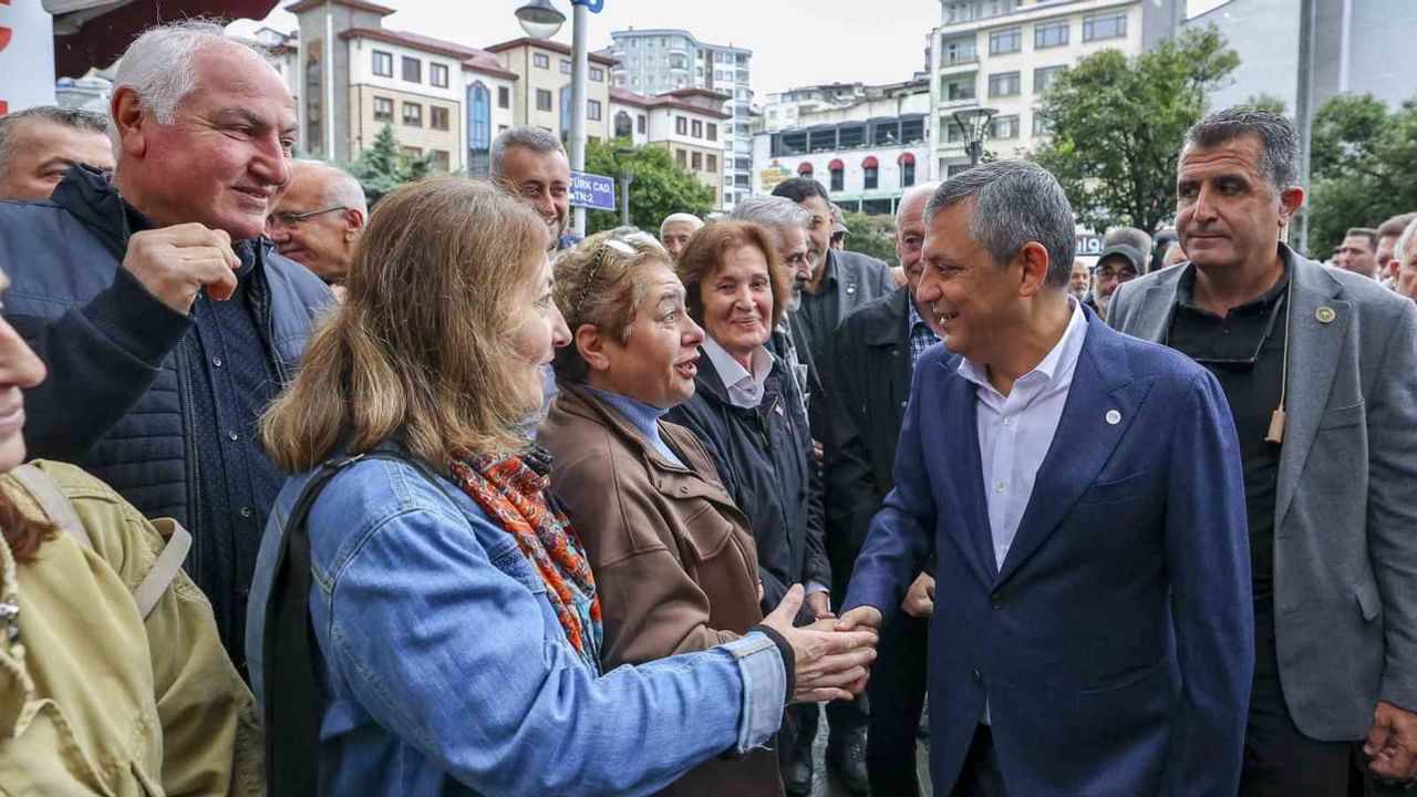 Pazar'da esnafla kahvaltıda buluştu: Özgür Özel geçmiş olsun dileklerini iletti